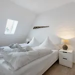 Holiday home Haeuschen Seerobbe