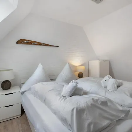 Holiday home Haeuschen Seerobbe